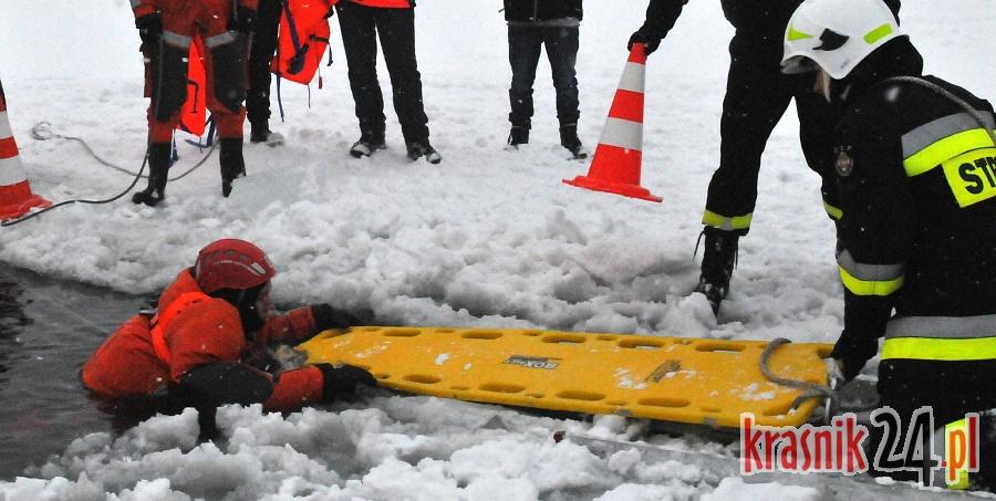 Strażacy ochotnicy szkolili się z ratownictwa lodowego. Foto, Wideo