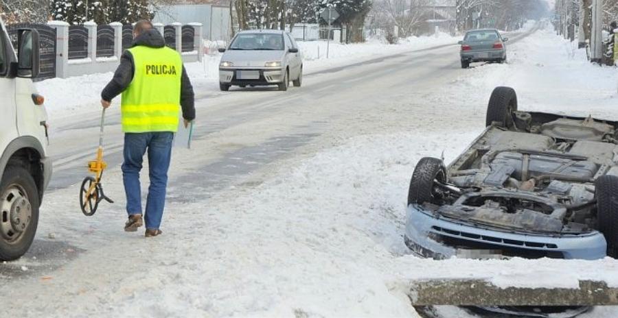 Gm. Dzierzkowice. Bus wymusił pierwszeństwo, osobówka zakleszczona w rowie
