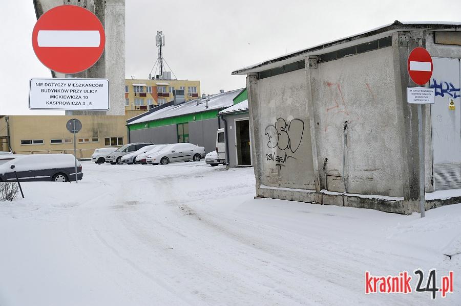 Parking przy „Stokrotce” ze szlabanem. W zamian parkowanie od strony dworca