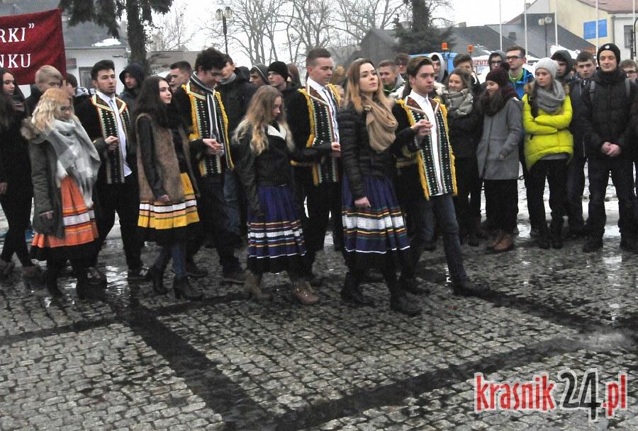 Na dzień przed studniówką zaprezentowali się w polonezie na kraśnickim rynku. Foto, Wideo