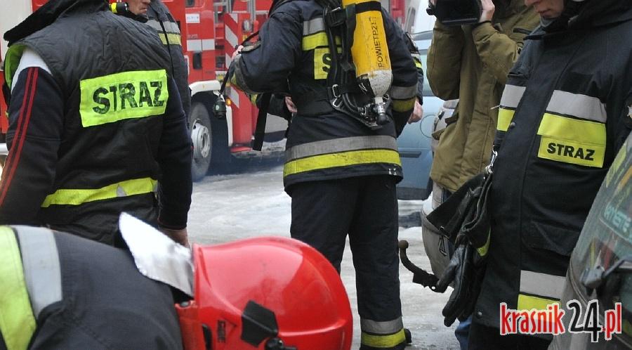 Dwóch strażaków rannych podczas gaszenia pożaru w Urzędowie