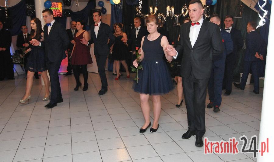 Maturzyści z Wólki Gościeradowskiej ze studniówką wrócili do szkoły. Foto, Wideo