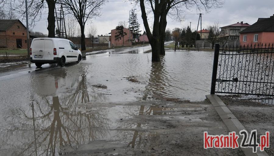 Suchynia (gmina Kraśnik). Woda spływając z pól zalewa drogę. Mieszkańcy skarżą się, że nikt nie chce zająć się problemem