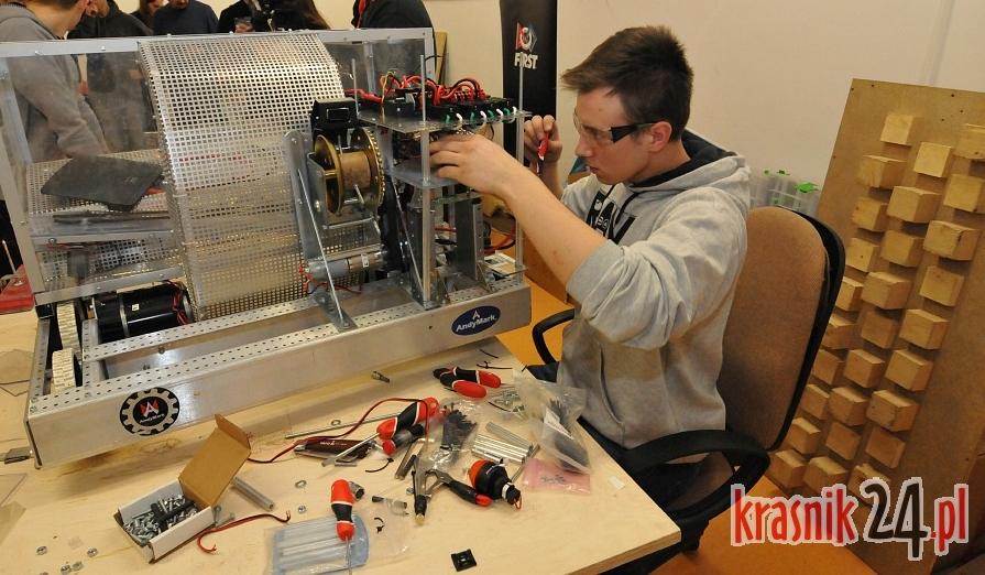 Robot już w paczce czeka na wysyłkę. Nasza młodzież szykuje się do First Robotics Competition