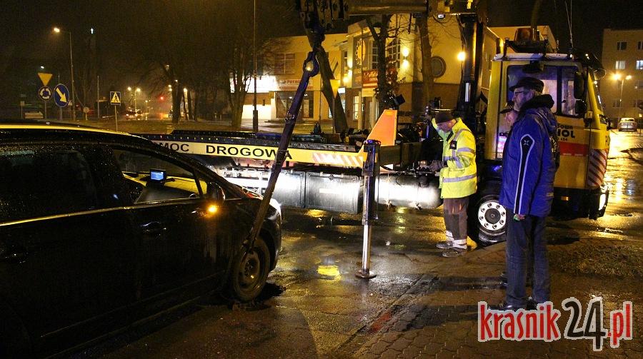 Kraśnik. Droga się zapadła, samochód utknął w dziurze. Potrzebny był podnośnik