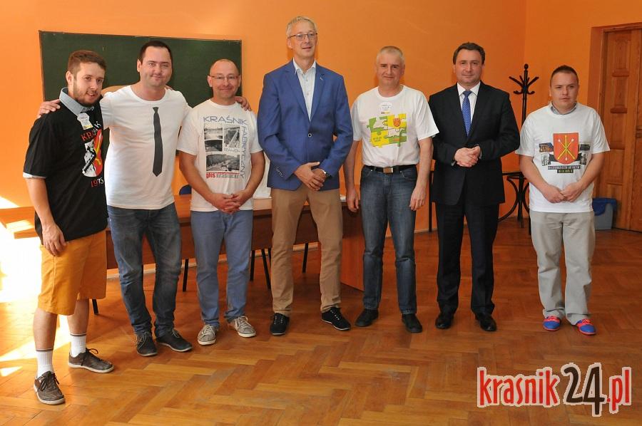Koszulki i upominki trafiły do uczestników konkursu na grafikę dot. rocznicy połączenia Kraśników