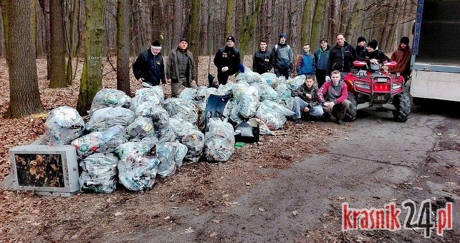 Strażacy z Miejskiej OSP Kraśnik usunęli z lasu górę śmieci