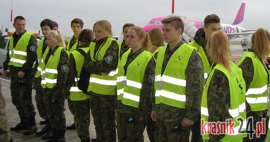 Uczniowie mundurówki z Trójki przyglądali się pracy lubelskiego lotniska. FOTO