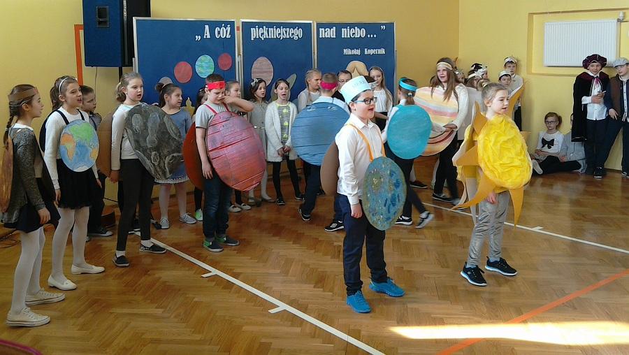 Dzień Patrona w PSP2. Były wiersze, ciekawostki, piosenki oraz rapujące planety