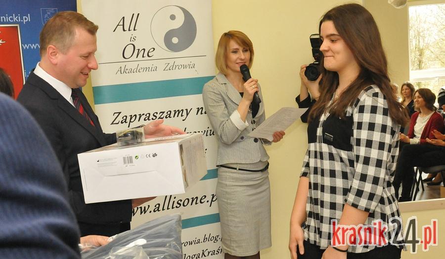 Młodzież nagrodzona za XVI Powiatową Olimpiadę Wiedzy o Zdrowiu i akcję krwiodawstwa. FOTO