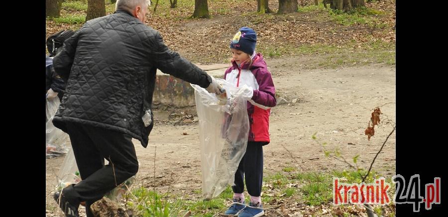O kolejną górę śmieci mniej w kraśnickim lesie. Foto