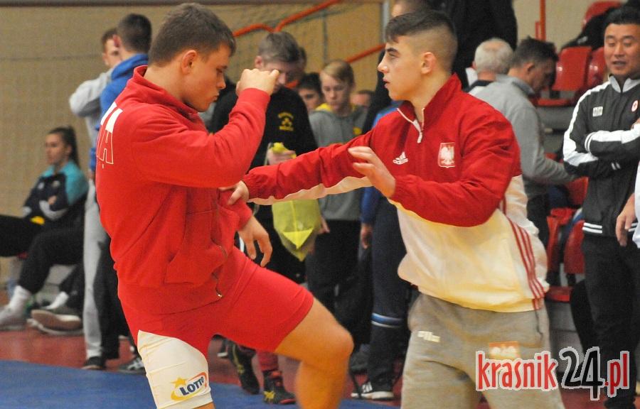 Zapasy. Jakub Szymula wicemistrzem Polski Juniorów, Karol Czegus i Maksym Koshelevych z Pucharami Polski. Wideo
