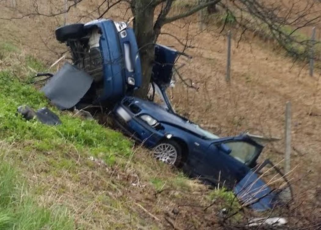 Śmierć 18-letniego kierowcy. Samochód po zderzeniu rozpadł się na dwie części