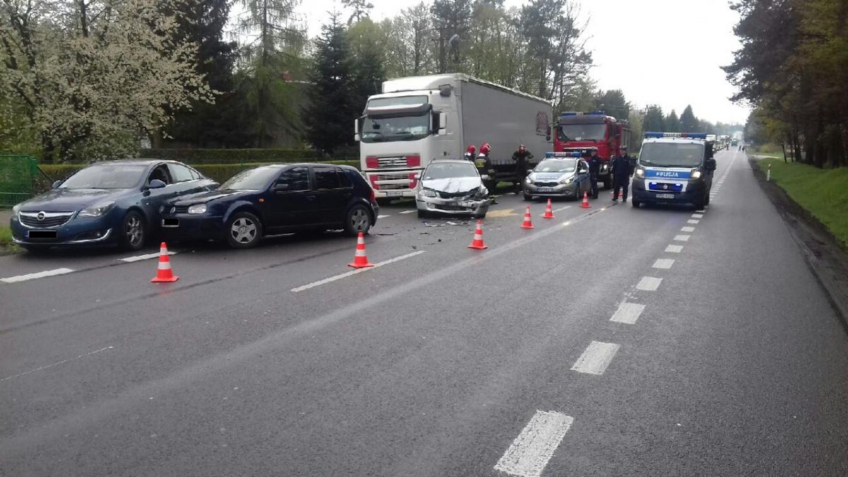 Lasy (gmina Kraśnik). Mazda uderzyła w Golfa, ten wjechał w nieoznakowany radiowóz