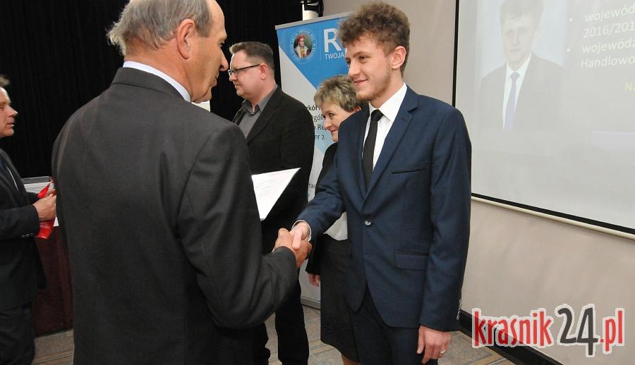 Maturzyści z Reja już ze świadectwami ukończenia szkoły w rękach. Foto
