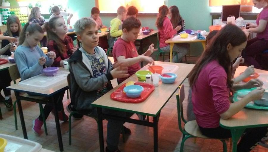 Uczniowie „Dwójki” dowiedzieli się jak pielęgnować urodę w domowym zaciszu
