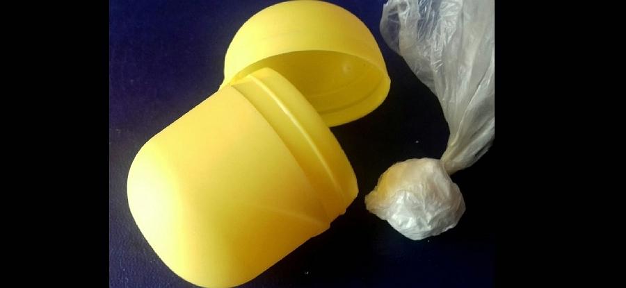 Narkotyki ukryła w plastikowym opakowaniu zabawki z jajka niespodzianki