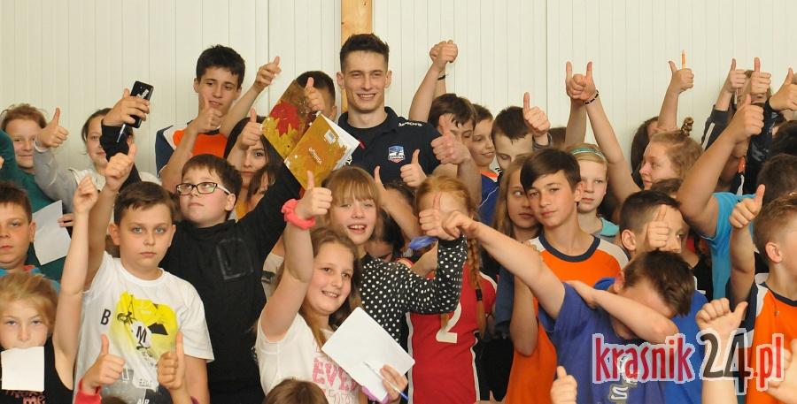 Siatkarski Mistrz Polski Aleksander Maziarz na treningu w SP 6 i spotkaniu z kibicami