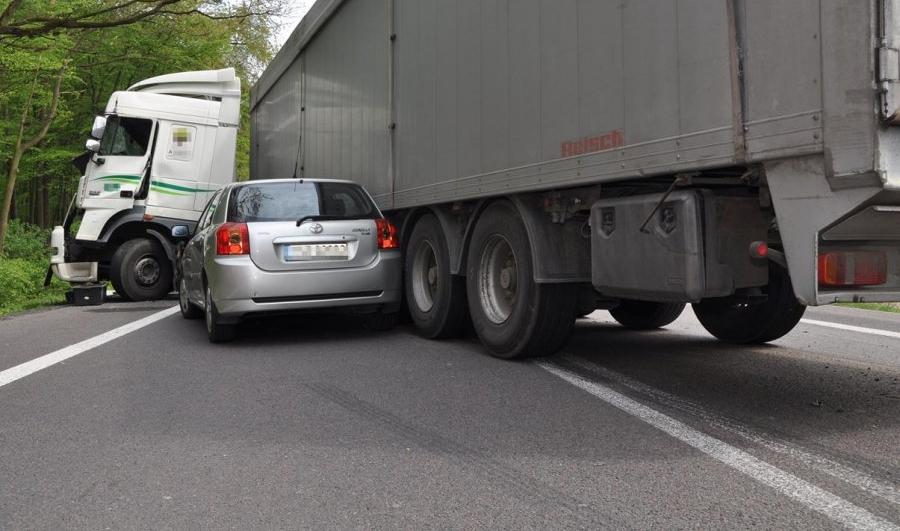 Obroki (gmina Wilkołaz). Chwila nieuwagi... Kolizja z udziałem 3 ciężarówek i osobówki na krajówce