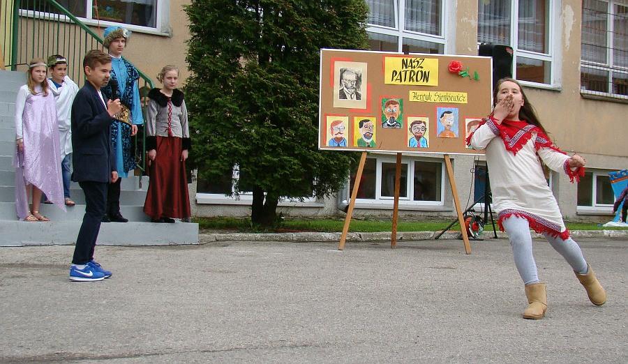 Przedstawienie, piknik i pokazy rycerskie, czyli Dzień Patrona w Szkole Podstawowej nr 5