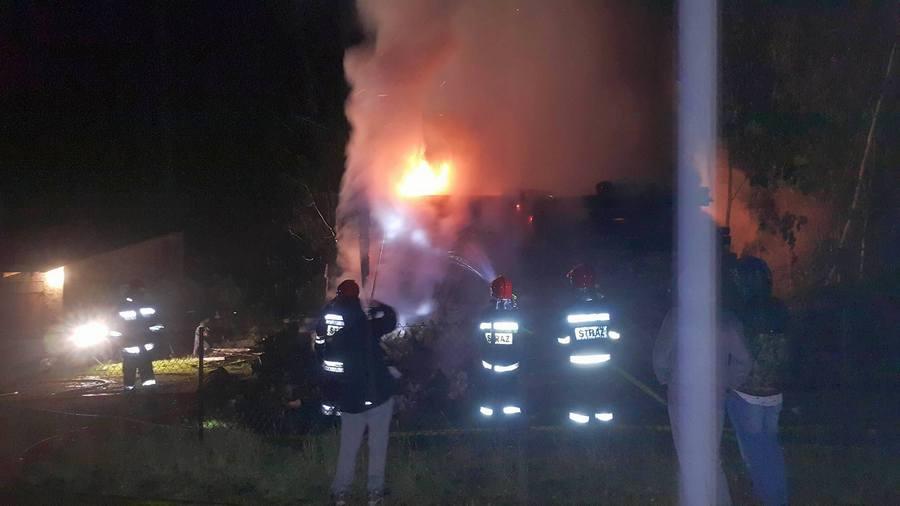 Skutki nocnych burz w powiecie: zapłonęły stodoły, siano i słoma. Synoptycy zapowiadają, że tego popołudnia znów będzie niespokojnie