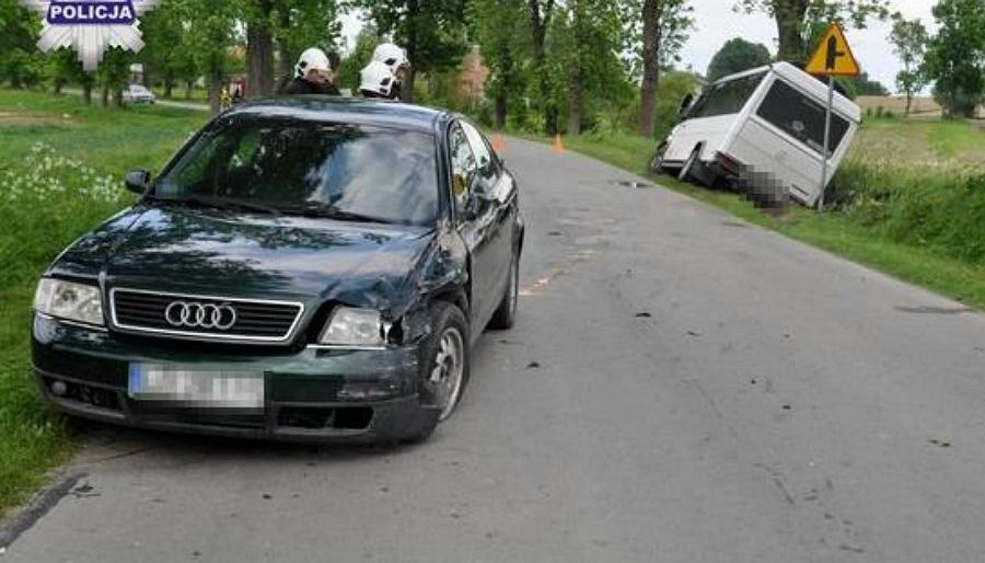 Audi uderzyło w autobus wiozący dzieci. Trzy osoby trafiły do szpitala