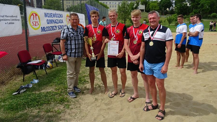 Siatkarze z PG1 najlepsi w województwie w „plażówce”