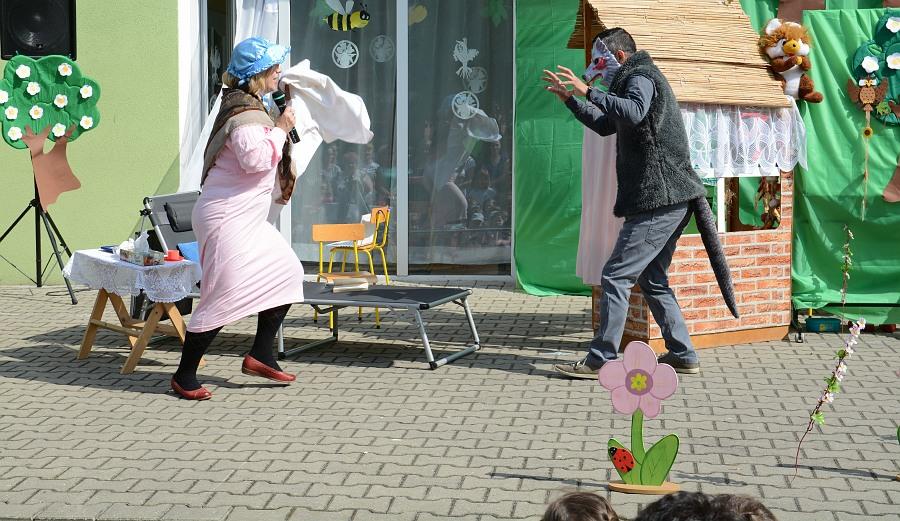Czerwony Kapturek z rodzicami w roli aktorów na Pikniku Rodzinnym w PM 4