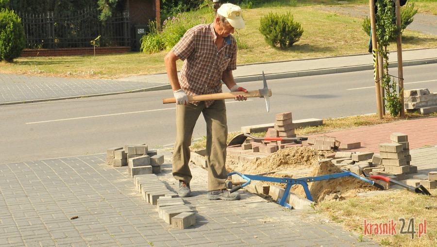 Dobra wiadomość dla rowerzystów. Usuwają obrzeża przecinające chodnik i ścieżkę rowerową na Granicznej.