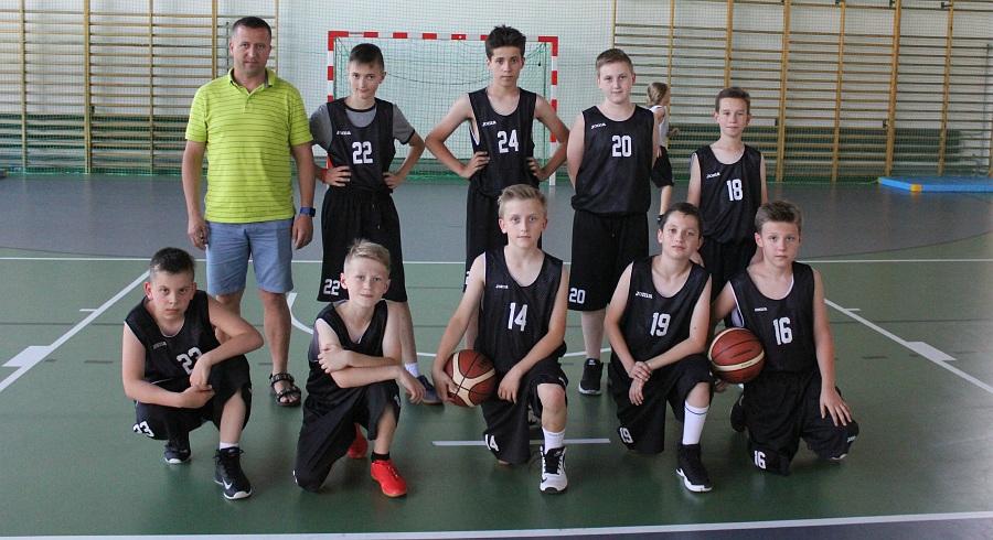 Młodzi koszykarze UKS Biało-Czarni Kraśnik rywalizowali na turnieju żaków w Zamościu