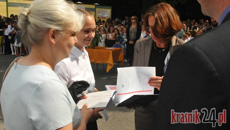 Koniec nauki, czas odpoczynku i zabawy. Uczniowie SP 5 pożegnali się ze szkołą. Foto