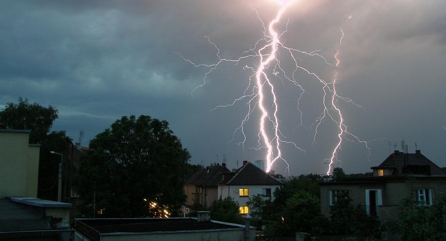 Dzisiaj i w nocy ze środy na czwartek możliwe burze. Lokalnie mogą być gwałtowne