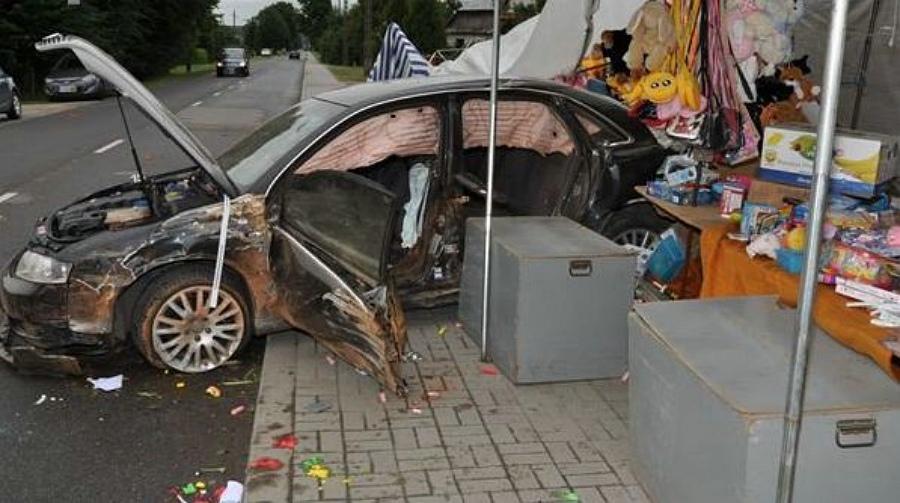 Księżomierz. Wjechał w odpustowy stragan. Był pod wpływem alkoholu