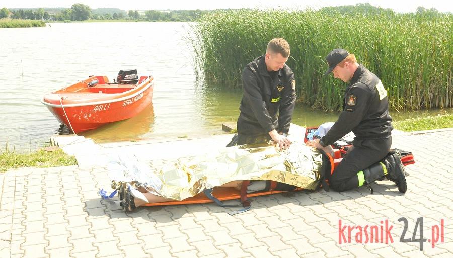 Strażacy ćwiczą nad Zalewem Kraśnickim. Szkolą się z ratowania tonącego człowieka