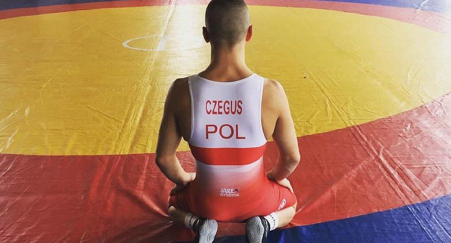 ME kadetów w zapasach: Karol Czegus powalczy o brązowy medal. Wideo