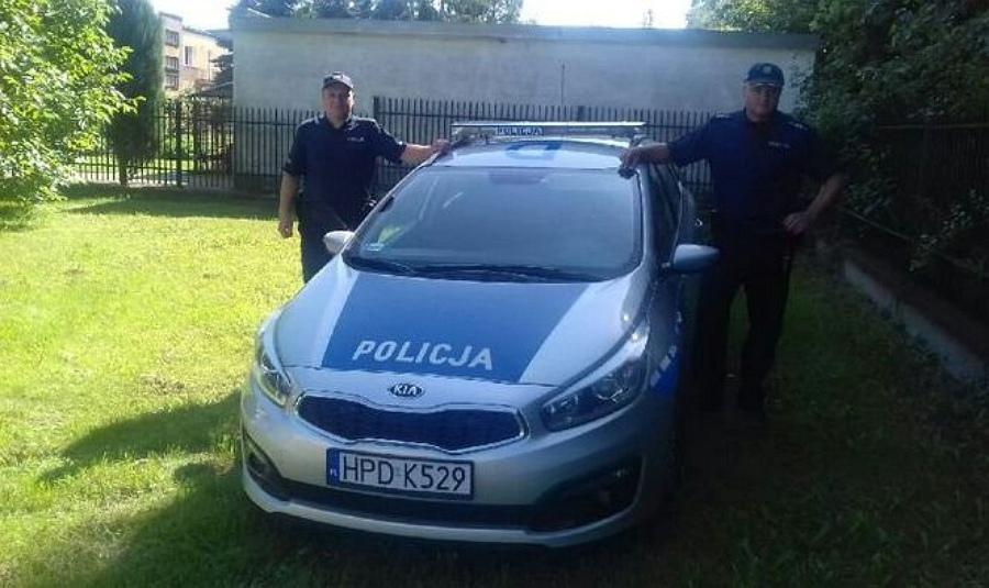 Kraśniccy policjanci eskortowali do szpitala samochód z rannym mężczyzną