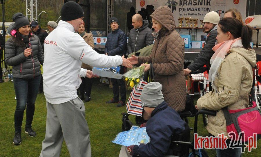 Podarowany kraśniczanom sprzęt pomaga w rehabilitacji, codziennych czynnościach i pozwala aktywnie spędzać czas