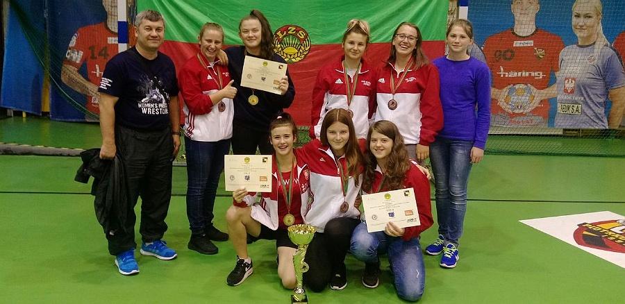 Zwycięstwo drużynowe i 7 medali indywidualnych kraśnickich zapaśniczek w Piotrkowie Tryb.