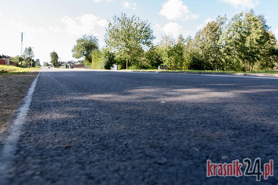 Poświecili drogę i przecięli wstęgę. Wyremontowana trasa Popkowice – Wilkołaz oficjalnie oddana do użytku