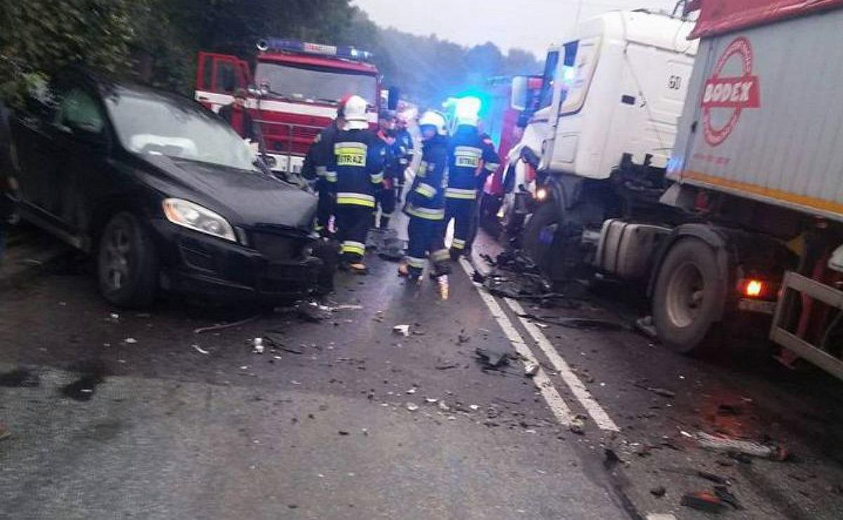 Olbięcin. Zderzenie samochodu osobowego z ciężarówką na „74”