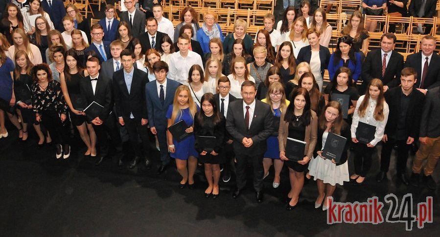 188 uczniów otrzymało stypendia Starosty Kraśnickiego za wybitne osiągnięcia w nauce. Foto