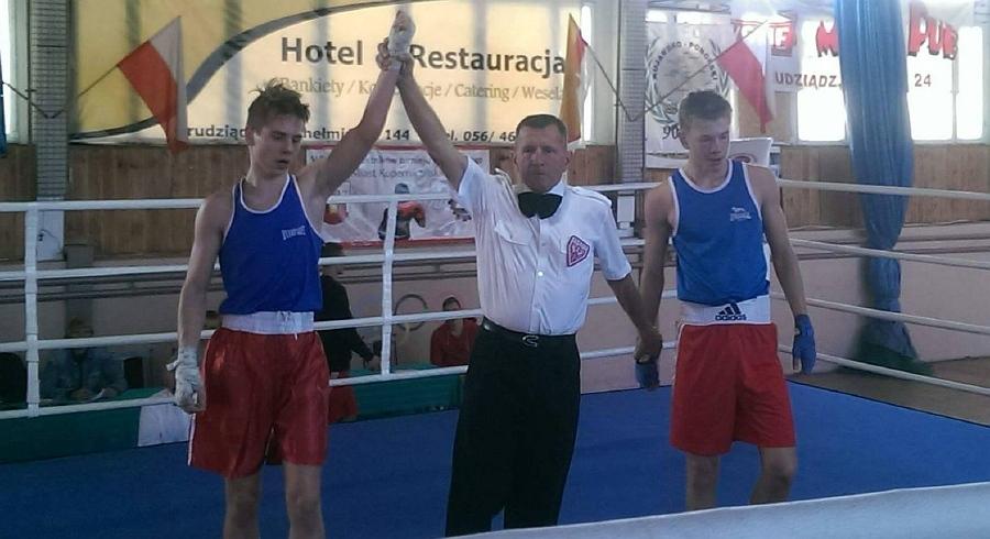 Boks. Oskar Mikołajczak walczy w Międzynarodowym Pucharze Polski. Srebro ma już w kieszeni