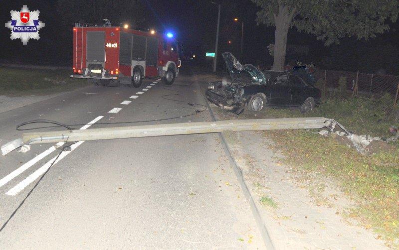 Uderzył w słup i uciekł. Pasażerów zostawił w aucie