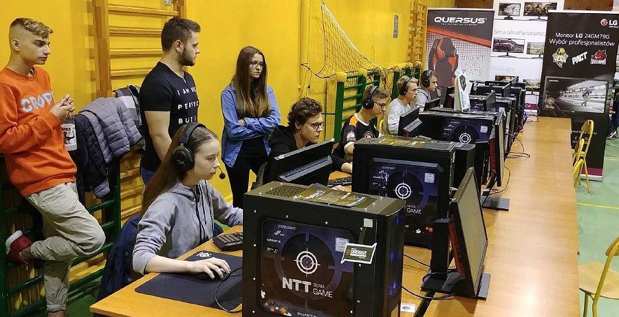 Drużyna z kraśnickiej Trójki na podium I Rundy LG Mistrzostw Polski Szkół w E-Sporcie