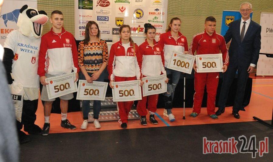 Nagrody dla zawodników, podziękowania dla działaczy i sponsorów oraz pierwsze rozstrzygnięcia w MToPZK. Foto