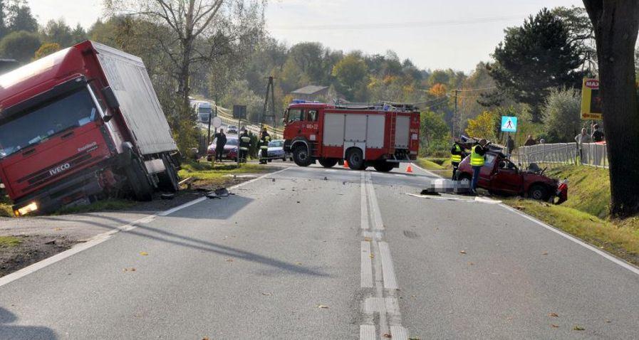 Gmina Kraśnik. Tragiczny wypadek na „74”. Zginął kierowca osobówki