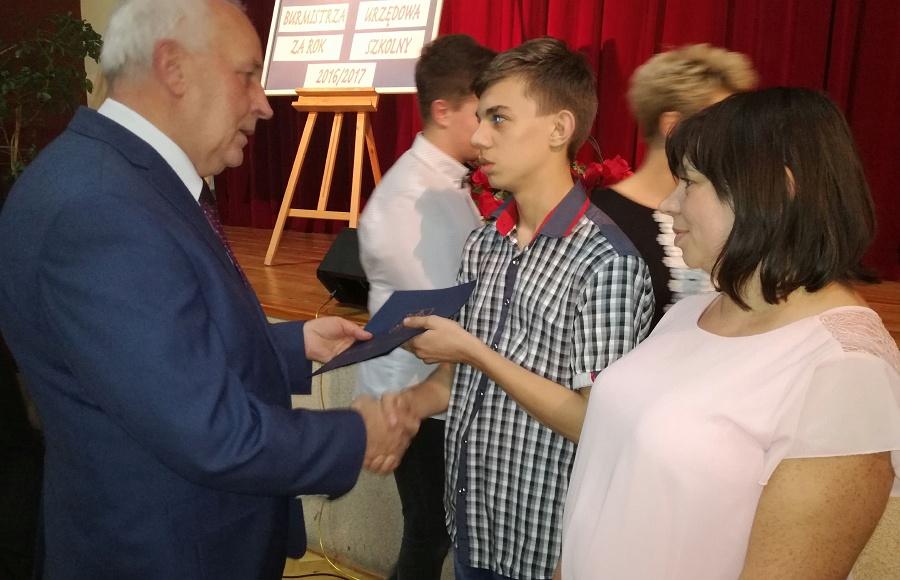 Urzędów. Najlepsi uczniowie docenieni. Stypendia Burmistrza Urzędowa rozdane
