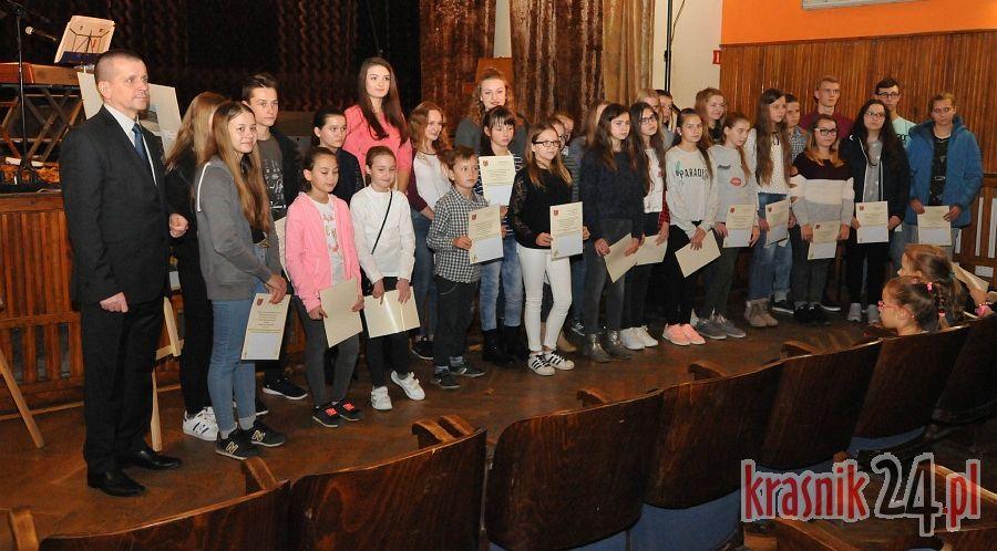 Burmistrz Annopola nagrodził uczniów za osiągnięcia naukowe, sportowe i artystyczne