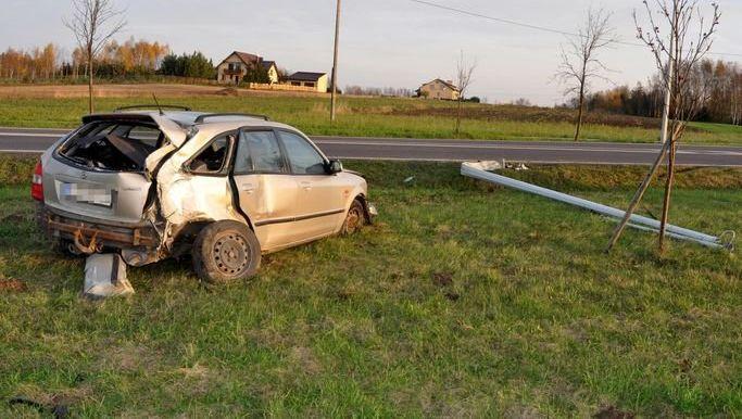 Auto zjechało z drogi, wpadło do rowu i ścięło latarnię