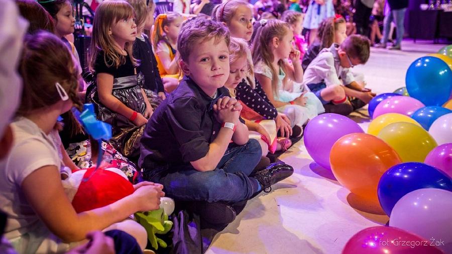Michał Subik laureatem 1. nagrody, a Julia Kurdziel na 3. m. w festiwalu „Tęczowe Piosenki Jana Wojdaka”